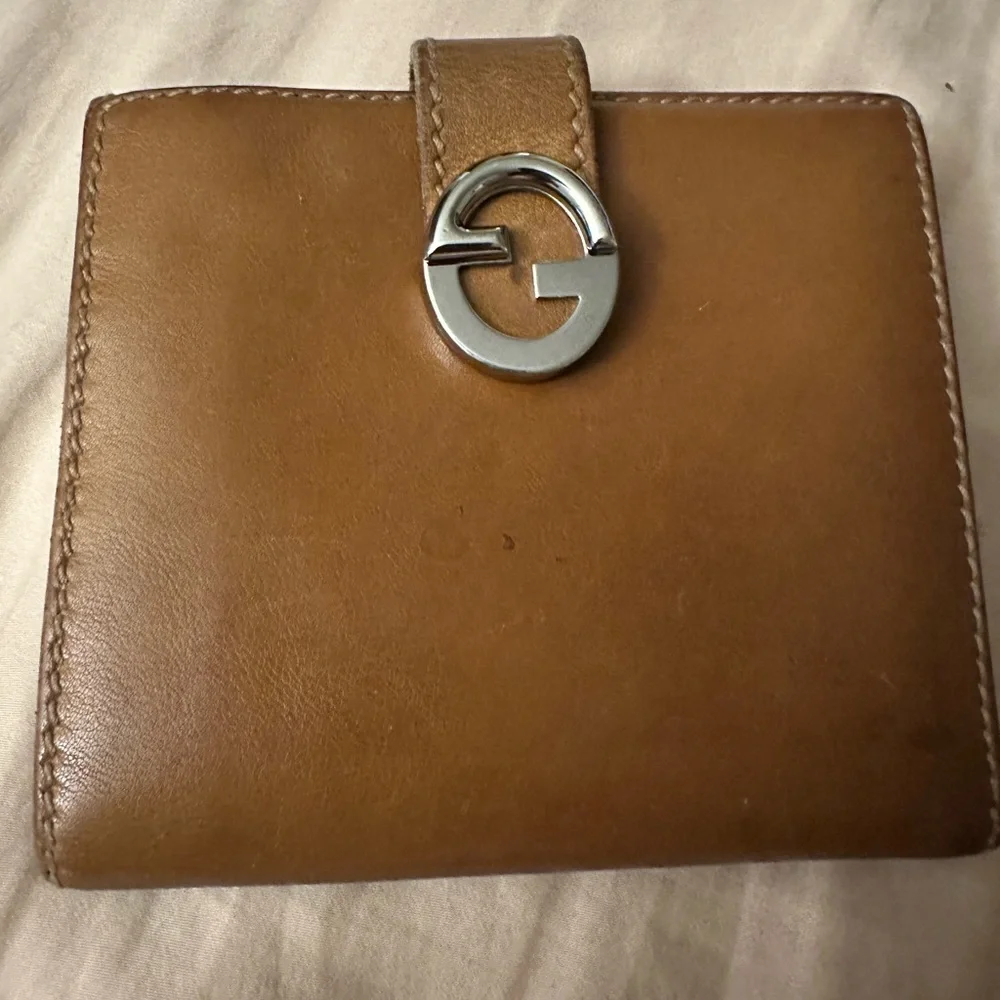 Gucci Tan Leather Wallet with Silver Logo - Picture 1 of 6